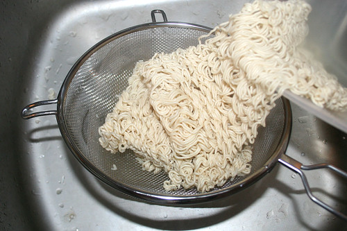 33 - Nudeln abgießen / Drain noodles