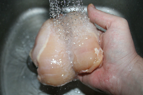 11 - Hähnchenbrust waschen / Wash chicken breast