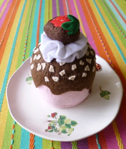 Mini strawberry & chocolate cake