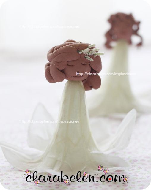 Muñecas de boda y comuniones de arcilla y flores de plástico