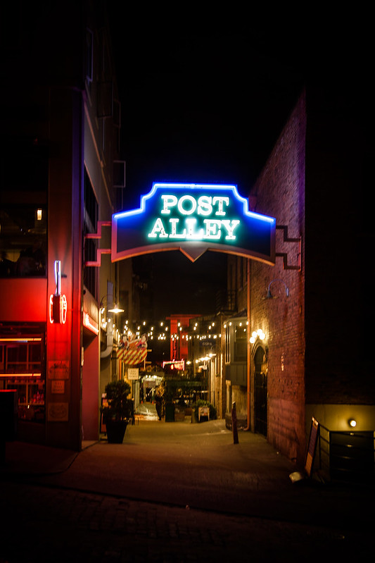 Post Alley [EOS 5DMK2 | EF 24-105L@40mm | 1/5s | f/4 | ISO200]