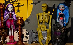 Spectra Vondergeist & Ghoulia Yelps Monster High 2012 Halloween Party ~