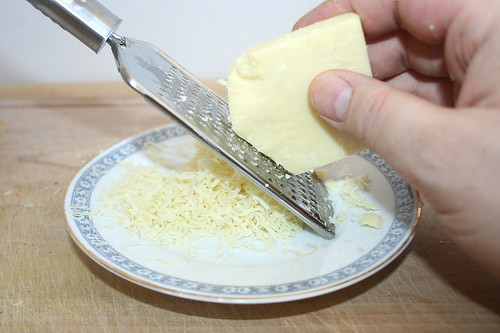 37 - Käse reiben / Grind cheese