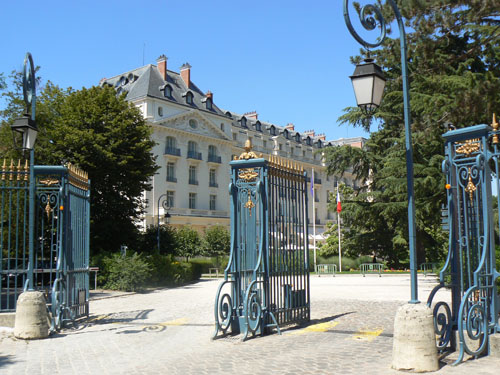 trianon palace.jpg