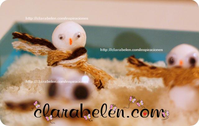 Muñecos de nieve hechos con bolas de algodón