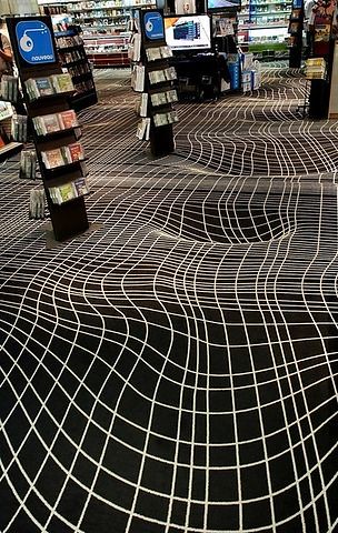 Paris computer games store. In fact, the floor is absolutely flat.