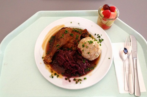 Entenkeule mit Blaukraut & Semmelknödel / Duck leg with red cabbage & bread dumpling