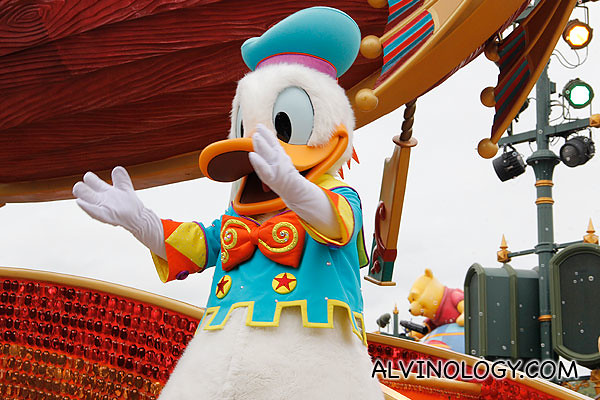 Donald Duck clapping