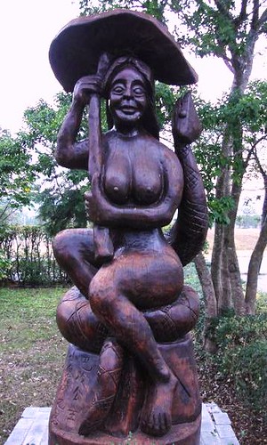 巴冷公主與她的百步蛇蛇郎君塑像。