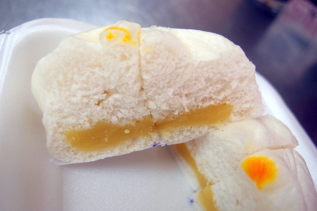 Must Try Bangkok Food: Look inside the Custard Bun