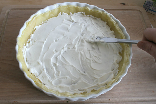 30 - Mit Ziegenfrischkäse bestreichen / Spread with goat cream cheese