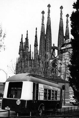 Bibliobús ante la Sagrada Familia de Barcelona