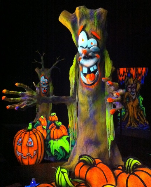 Interactive tree at Holidog's 3D Halloween Adventure