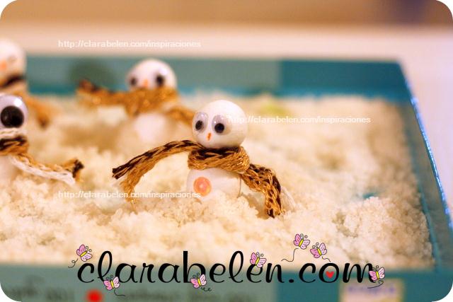 Muñecos de nieve hechos con bolas de algodón
