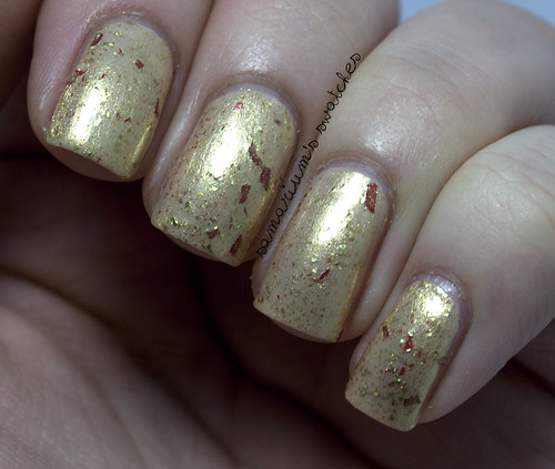 Fanchromatic Nails A Golden Crown (1)