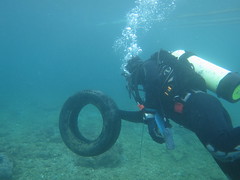 潛水志工淨海，撿到沈在海底的廢棄輪胎