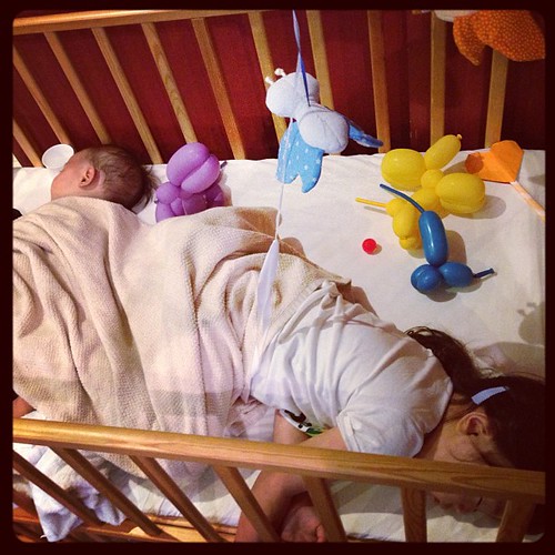 三歳半と一歳児 in a baby bed - 無料写真検索fotoq