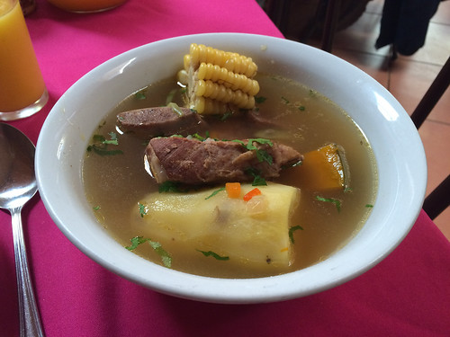 San Pedro de Atacama: plat du jour pour Miss V. Une soupe avec une patate, un morceau de potiron, un morceau de maïs et un morceau de boeuf. Pas excellent mais ça remplit et ce n'est pas cher...