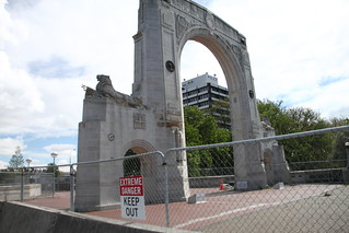 震災後第二十個月: Memorial Bridge Gate