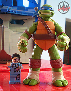 LEGO Teenage Mutant Ninja Turtles ::  Exclusive NYCC LEGO Kraang “Battle Damage Suit” Minifigure  xxii / ..with NICK TMNT LEONARDO figure  (( 2012 ))