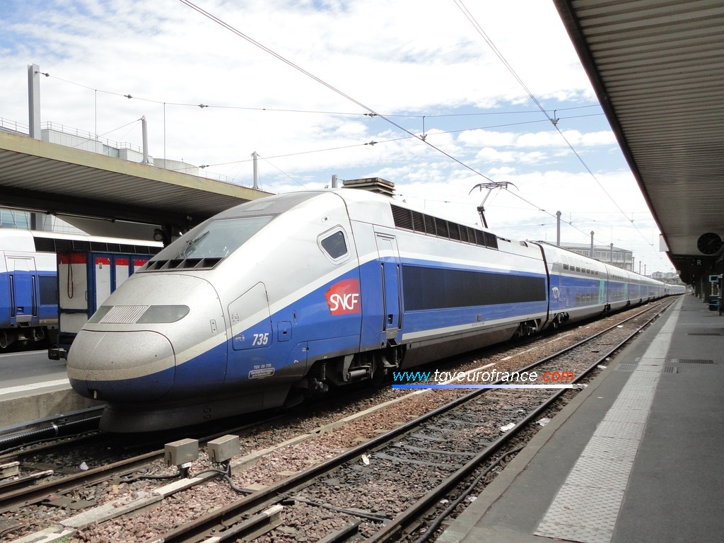 Le TGV Duplex asynchrone Ertms (rame Dasye 735 de SNCF Voyages) à quai à Paris Gare de Lyon