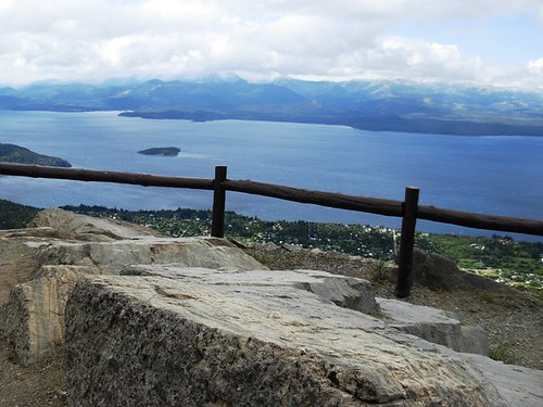 Vista desde el cerro Otto, de la ciudad de Bariloche y lago Nahuel Huapi by Mallaray