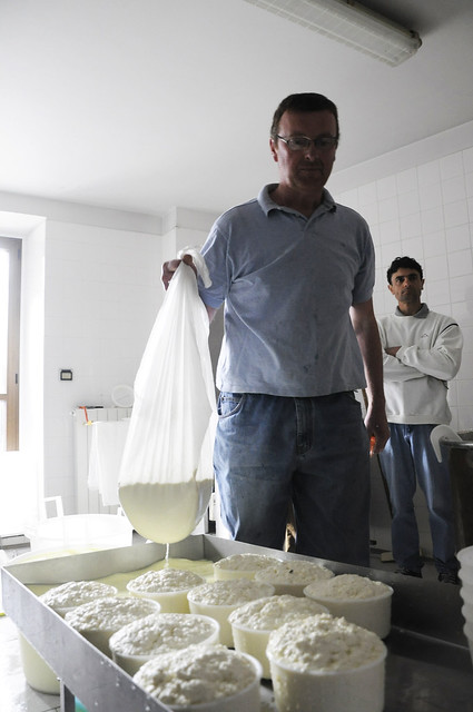 Diante dos produtores brasileiros, é Ugo Lussiana quem se encarrega de fabricar os queijos