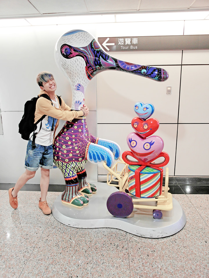 typicalben posing with a mascort over at taiwan tao yuan airport