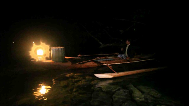 Nelayan di Teluk Mayalibith bekerja malam hari menggunakan petromak untuk menarik perhatian ikan lema yang punya ketertarikan dengan cahaya - Dok. Kompas TV