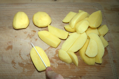 18 - Kartoffeln vierteln / Quarter potatoes
