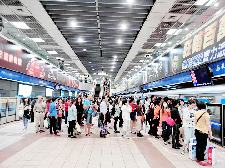 taiwanese queuing up for metro