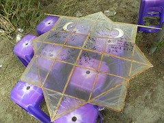 阿美族的風箏是多角形的 會發出聲音 冬天東北季風時 放飛天上 嗡嗡聲響遍部落