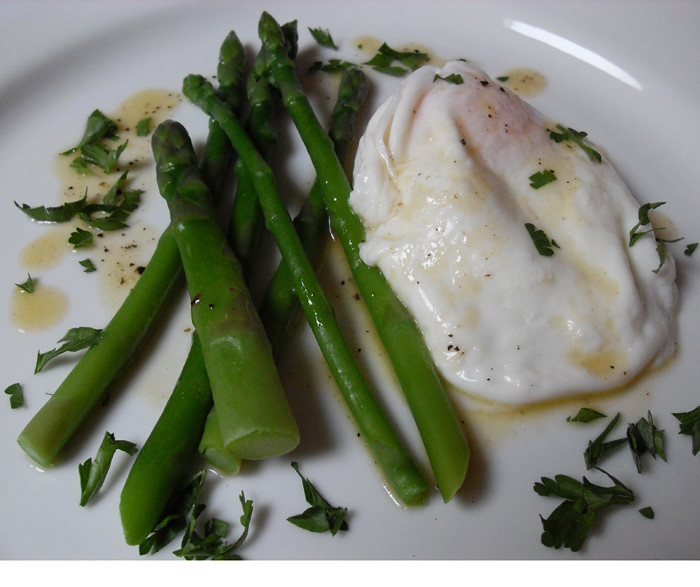 Asparagus, poached egg with butter and lemon sauce
