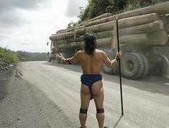 本南族人在木材卡車前抗議砍伐沙勞越雨林。(綠色和平組織提供)