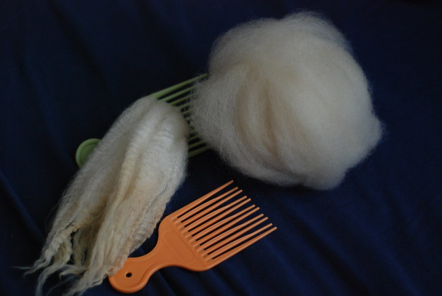 Combing Romney wool fleece with plastic hair picks/afro combs