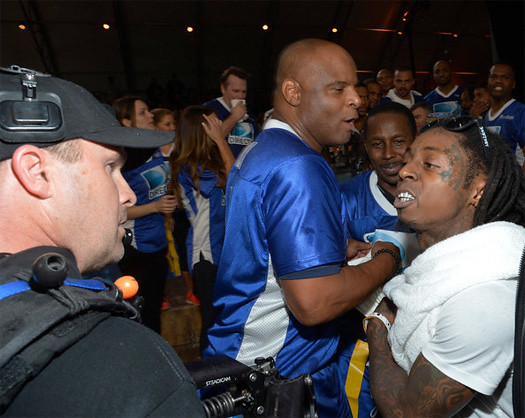 Lil Wayne brigas com Cameraman no Celebrity Beach Bowl