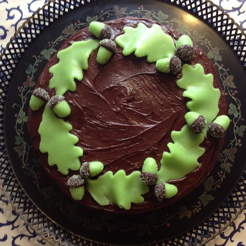 Hasselnöt- och chokladtårta med ekollon och ekblad i marsipan