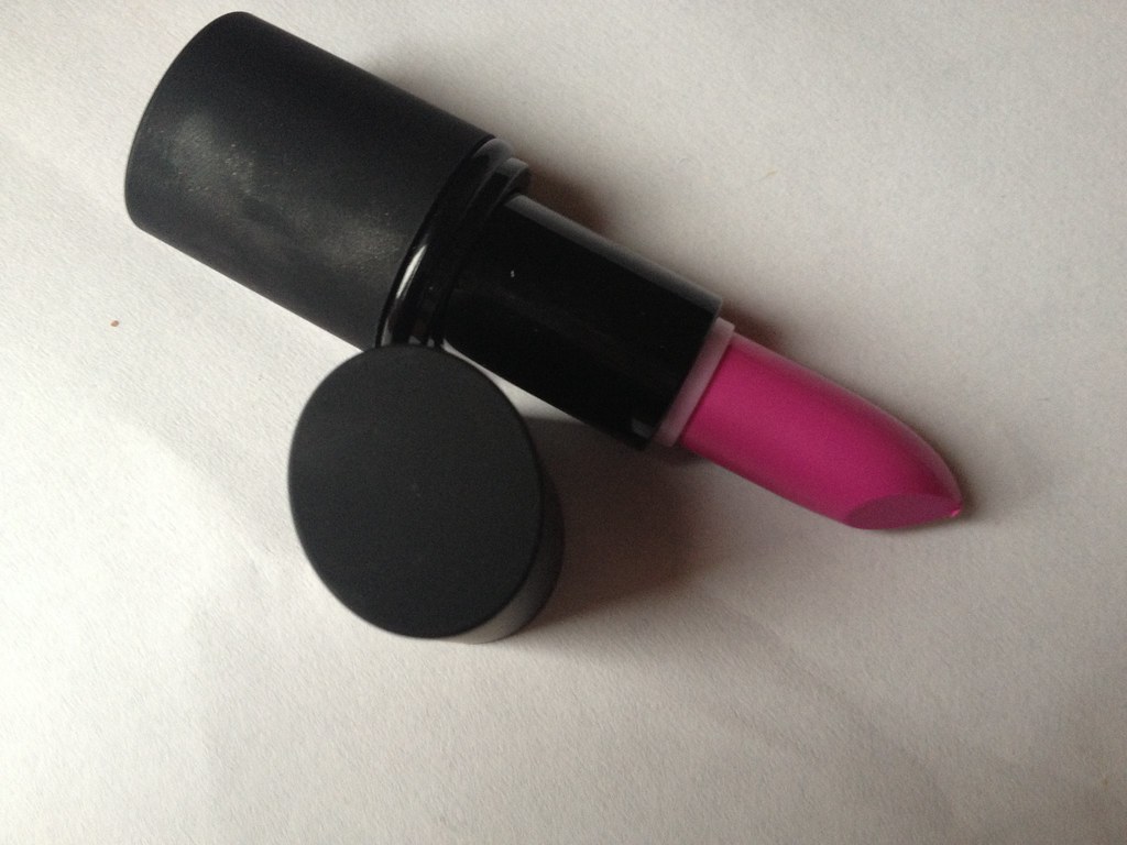 Sleek True Colour Matte Lipstick in 'Amped' (6)