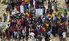 2011年，巴布亞紐幾內亞農民上街反對該國史上最大的土地收購案。綠色和平組織希爾頓（Paul Hilton）攝