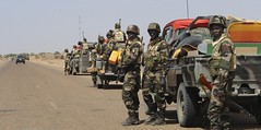 (Les armées française et malienne ont pris position à Kidal, mercredi 30 janvier. Crédit photo : Kambou Sia / AFP)