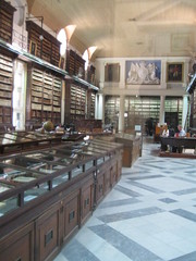 2012-04-malta-46-valletta-national library