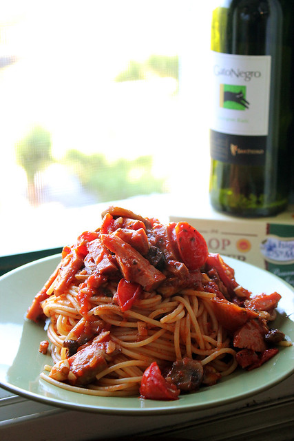 Spaghetti with Mushrooms, Tomatoes and Ham