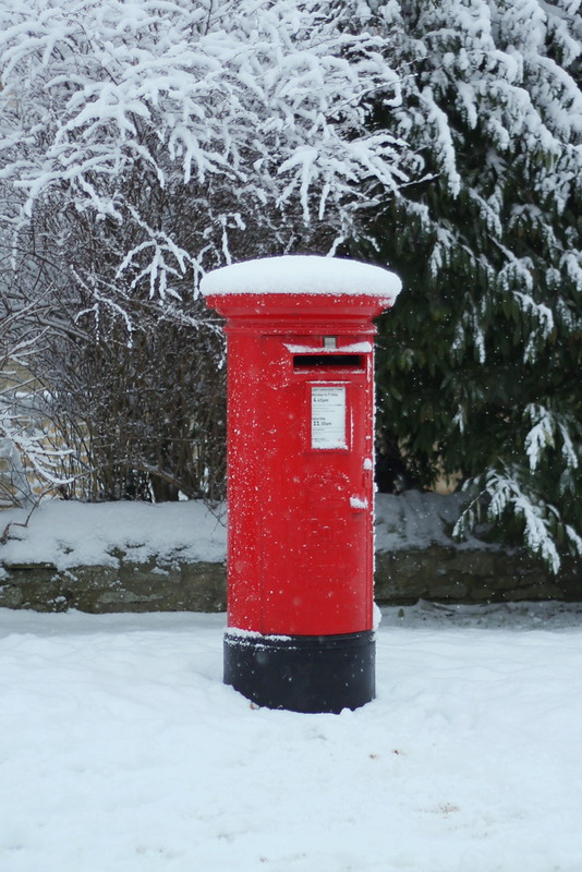 Snow - red English postbox