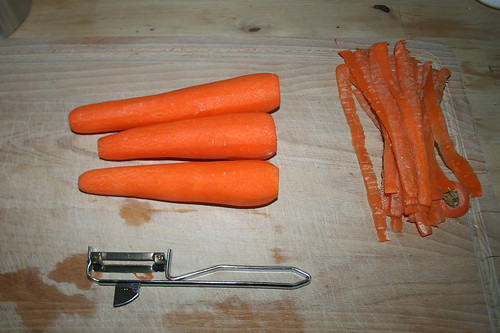 16 - Möhren schälen / Peel carrots
