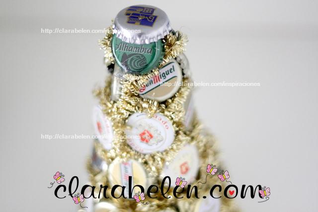Arbolito navideño hecho de chapas o corcholatas de refrescos