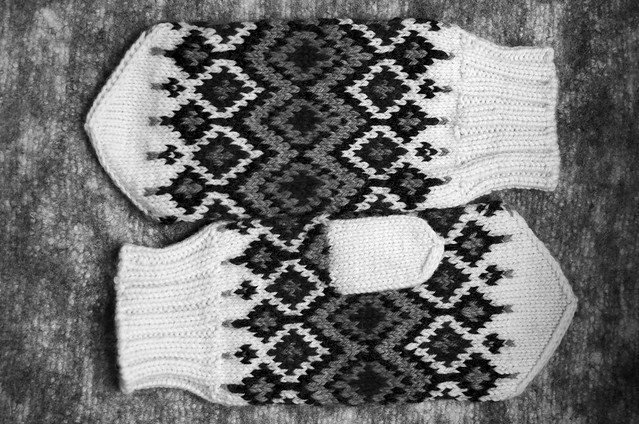 Hickory Mittens in Black and White