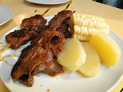 祕魯的平民美食是烤牛內臟