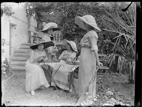 Emakumeak lorategian tea hartzen / Mujeres tomando el té en el jardín