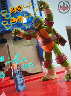 LEGO Teenage Mutant Ninja Turtles ::  Exclusive NYCC LEGO Kraang “Battle Damage Suit” Minifigure  xxiii / ..with NICK TMNT LEONARDO figure  (( 2012 ))