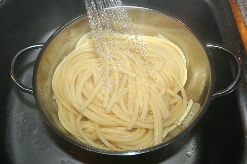 27 - Makkaroni abgießen / Drain macaroni 
